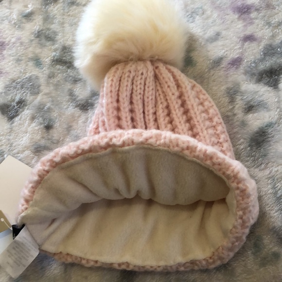 Kyi Kyi Canada knitted beanie with faux fur Pom. - Picture 3 of 3